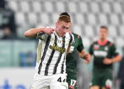 包含尤文图斯连续客场告捷，稳居意甲亚军位置的词条