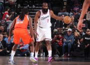 米切尔对比横扫雷霆时期,善待死敌让人感动