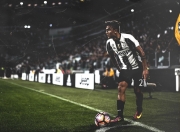  王欣瑜挽救10个赛点晋级 